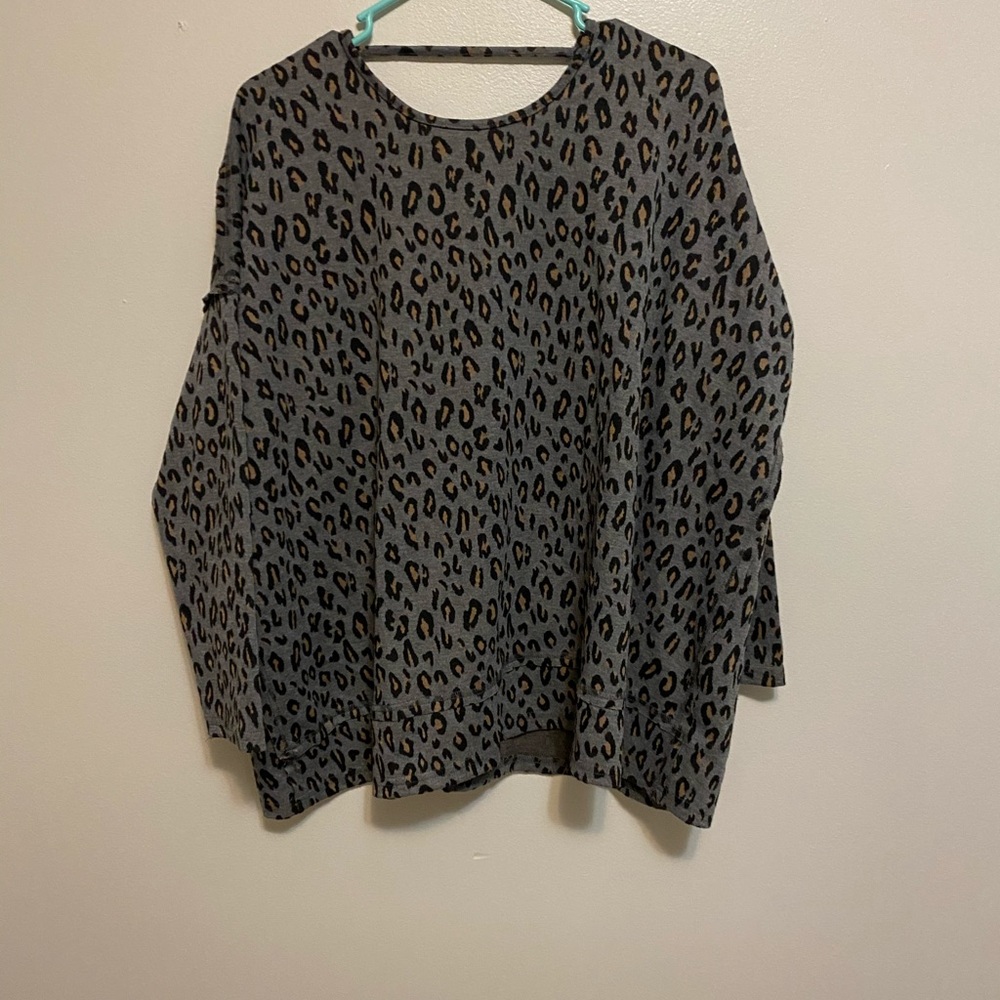 She + Sky LEOPARD HENLEY